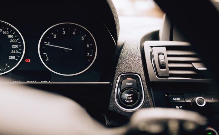 close-up-car-interior-with-start-engine-button-det-PVBT3JN (1)