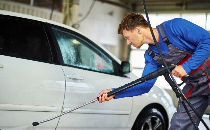 man-worker-washing-car-on-a-car-wash-P4SSEF5 (1)