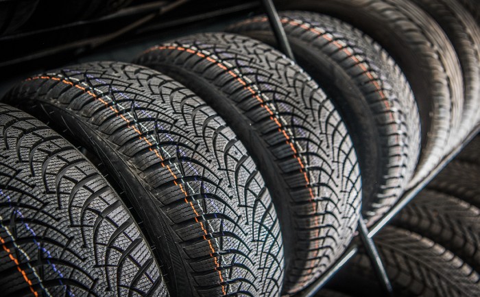 new-car-tires-rack-N57WMVP (1)
