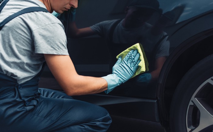 partial-view-of-car-cleaner-polishing-black-car-wi-MF23JY2 (1)