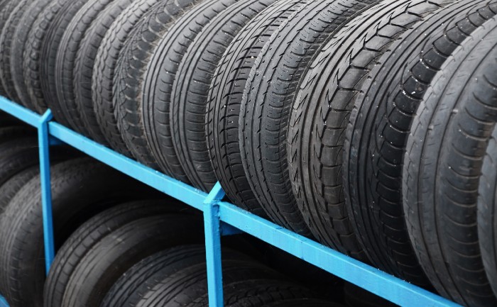 rack-with-variety-of-car-tires-in-automobile-store-JM4EFE9 (1)